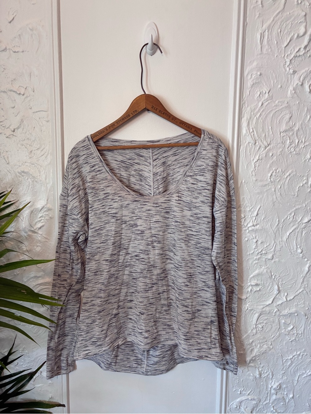 Lululemon Women’s Heathered Gray & White Scoop Neck Long sleeve Shirt